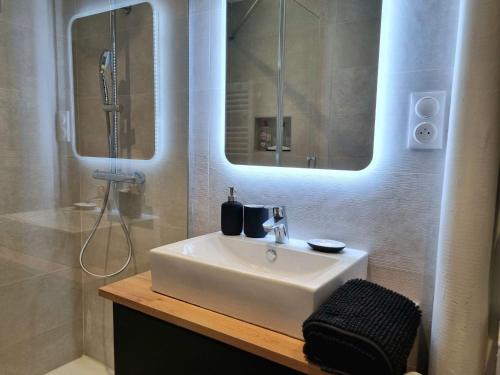 une salle de bain avec un lavabo blanc et un miroir dans l'établissement Bright T2 - parking - AC, à Aix-en-Provence