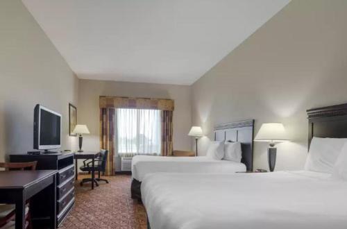 Ένα ή περισσότερα κρεβάτια σε δωμάτιο στο Lake Texoma Inn and Suites