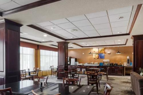 Restaurace v ubytování Lake Texoma Inn and Suites