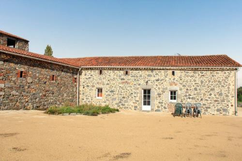 Maison charmante avec piscine partagée à Moncoutant