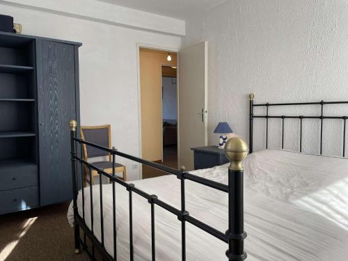 - une chambre avec un lit et une commode avec une lampe dans l'établissement Appart T3 Mezzanine 6 couchages BANYULS SUR MER BN050-D06, à Banyuls-sur-Mer