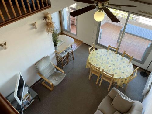 une vue aérienne d'un salon avec une table et des chaises dans l'établissement Appart T3 Mezzanine 6 couchages BANYULS SUR MER BN050-D06, à Banyuls-sur-Mer