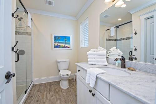 une salle de bain blanche avec un lavabo et des toilettes dans l'établissement BeachFront 5Bed EasyBreezy East, à Gulf Shores