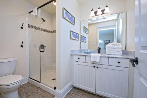 une salle de bains avec douche, toilettes et lavabo dans l'établissement BeachFront 9Bed EasyBreezy East, à Gulf Shores