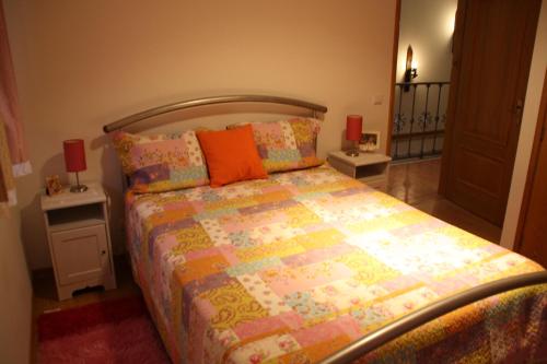 1 dormitorio con 1 cama con colcha colorida en Castelo dos Sonhos, en Valadares