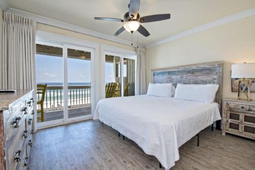 une chambre avec un lit et un balcon dans l'établissement BeachFront 9Bed EasyBreezy East, à Gulf Shores