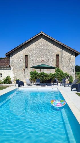 une piscine avec un frisbee en face d'un bâtiment dans l'établissement Les Cabrolles, à Saint-Philippe-du-Seignal