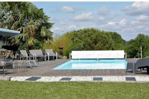 Swimmingpoolen hos eller tæt på Gîte à la campagne, piscine classé trois-étoiles N2