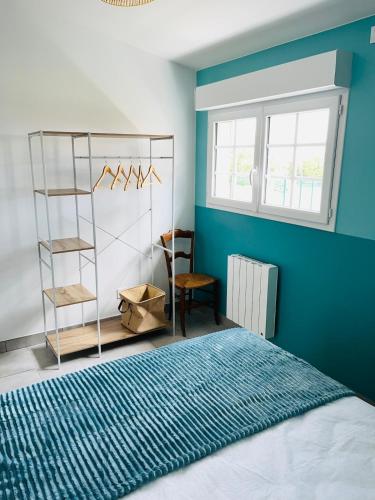 a bedroom with a bed and a blue wall at Gîte à la campagne, piscine classé trois-étoiles N2 in Verruyes