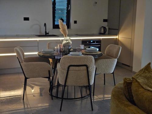 Dapur atau dapur kecil di Apartman Karla