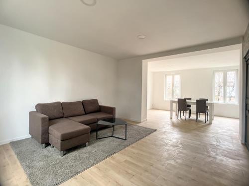 una sala de estar con un sofá y una mesa en Isaac c centre-gare-aéroport, en Charleroi