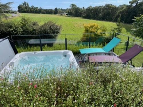 une voiture garée dans une cour avec une table et des chaises dans l'établissement Villa Ty Jos, comfort, serenity, countryside & SPA, 2-8 personnes, plages à 5min, Animaux admis, à Clohars-Carnoët