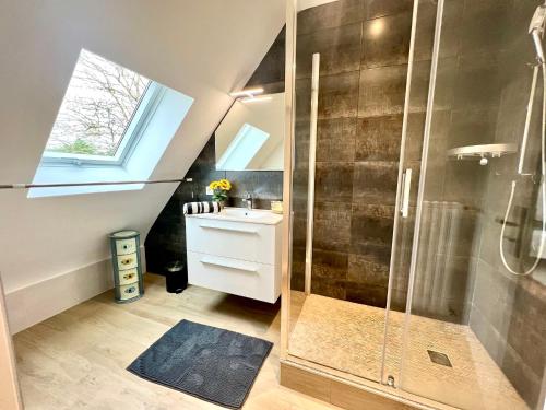 une salle de bain avec douche et lavabo dans l'établissement Villa Ty Jos, comfort, serenity, countryside & SPA, 2-8 personnes, plages à 5min, Animaux admis, à Clohars-Carnoët