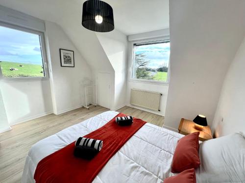 une chambre avec un lit avec une couverture rouge dessus dans l'établissement Villa Ty Jos, comfort, serenity, countryside & SPA, 2-8 personnes, plages à 5min, Animaux admis, à Clohars-Carnoët