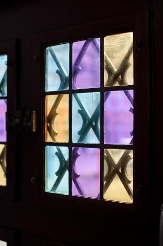 a view of a stained glass window in a room at Gillis Eight Guest Rooms by Romy&Travis in Bruges