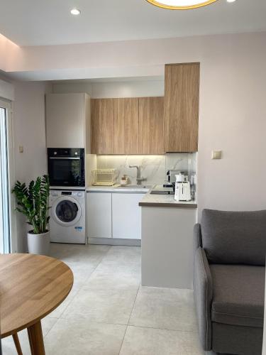 Modern Athens Apartment with Large Private Balcony and Free Parking