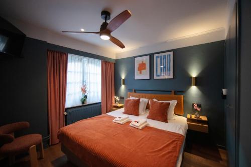 a bedroom with a bed with two towels on it at Gillis Eight Guest Rooms by Romy&Travis in Bruges