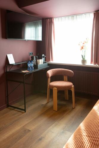 a desk and a chair in a room at Gillis Eight Guest Rooms by Romy&Travis in Bruges