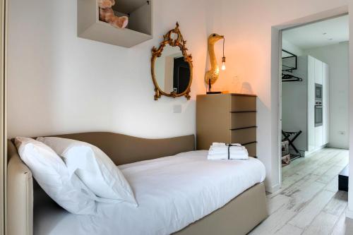 Кровать или кровати в номере VILLA MONTI SUITES&APARTS