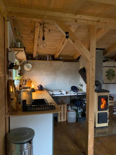 Sušárna v zahradě s vůní bylinek