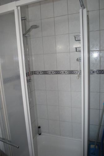 a bathroom with a shower with a glass door at Ferienwohnung Wangerooge in Burhave in Butjadingen