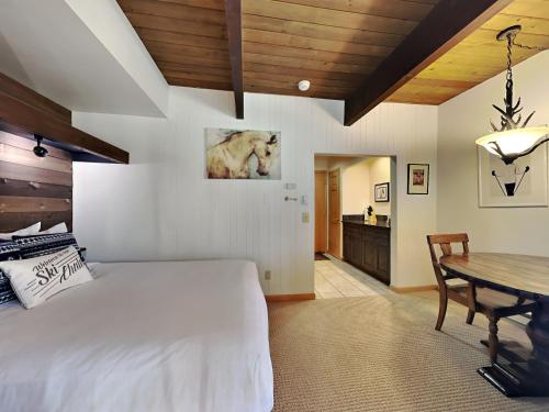 Timberline Condominiums Studio Deluxe Unit 118 photo 2