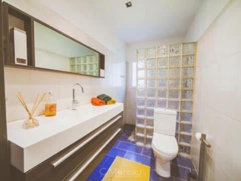 une salle de bain avec un lavabo blanc et des toilettes dans l'établissement Casa Ghjuvanna, à Propriano