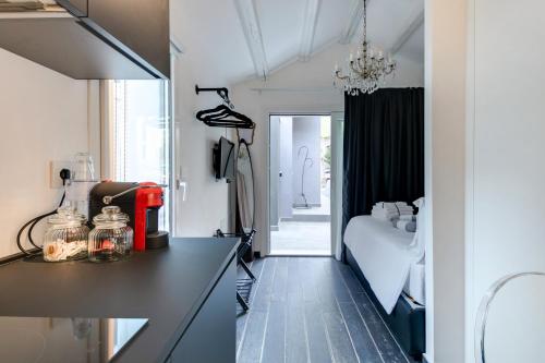 Кровать или кровати в номере VILLA MONTI SUITES&APARTS