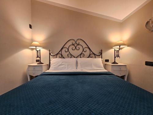 スルモーナにあるB&B La Dimoraの大きなベッドと2つのナイトスタンドを備えた寝室