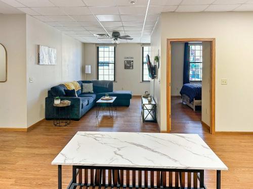 Posezení v ubytování Vibrant 3BR in Heart of Downtown La Crosse