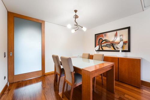 a dining room with a table and chairs at Casa La Guardia at 5 minutes from the beach in Póvoa de Varzim