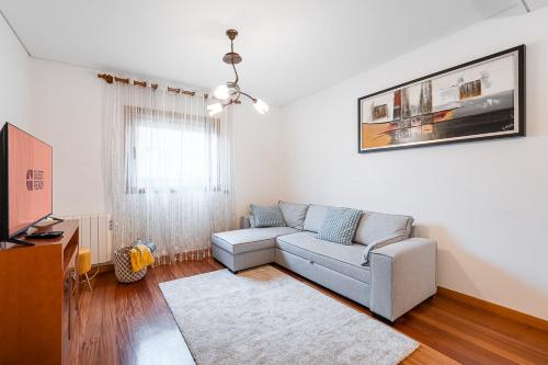 Vila VelhaにあるCasa La Guardia at 5 minutes from the beachのソファとテレビのあるリビングルーム