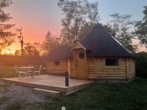 Východ nebo západ slunce při pohledu z chaty nebo okolí