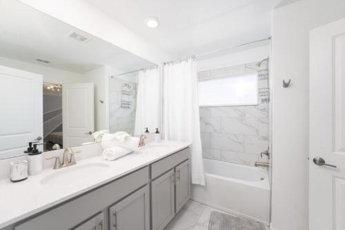 Luxury 4 bedroom 3 bath pool Home 271 photo 4