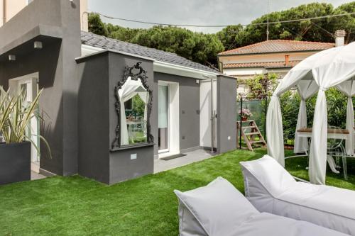 Сад в VILLA MONTI SUITES&APARTS