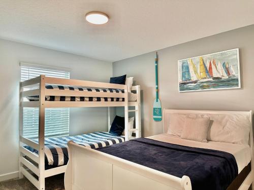 ein Schlafzimmer mit zwei Etagenbetten und einem Bett in der Unterkunft Luxury 4 Bedroom 3 bathroom pool Home 258 in Davenport