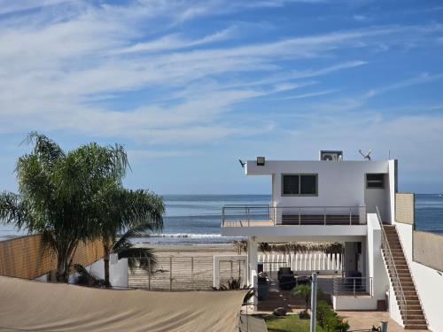 a white house on the beach with the ocean at Casa Xïri. Matanchén, San Blas. in San Blas