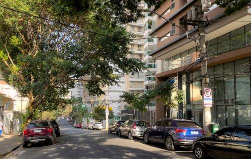 uma rua com carros estacionados na berma da estrada em Luxo Novo e Aconchegante entre Pinheiros e Jardins em São Paulo