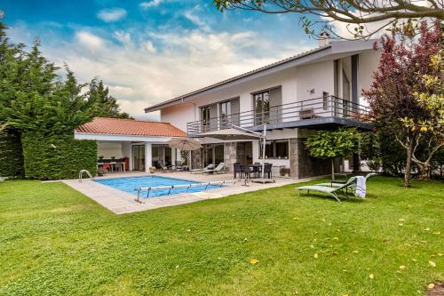 Villa da Penha by refuge holiday homes