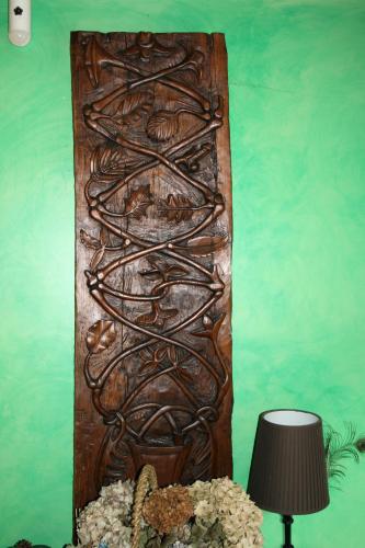 a wooden wall with a spiral design on it next to a lamp at El Quesar de Gamoneo in Gamonedo de Cangas