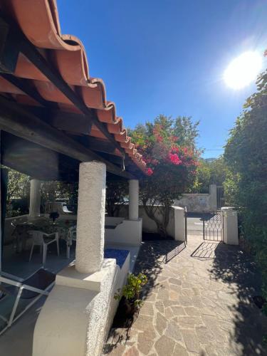Un patio de una casa con una mesa y sillas. en Villa Buganvillee, en Vulcano