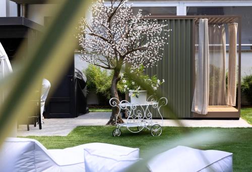 Сад в VILLA MONTI SUITES&APARTS