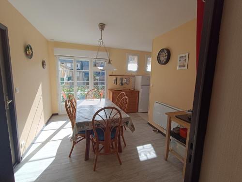 une cuisine et une salle à manger avec une table et des chaises dans l'établissement appartement, résidence centre ville, Le Tréport, au Tréport