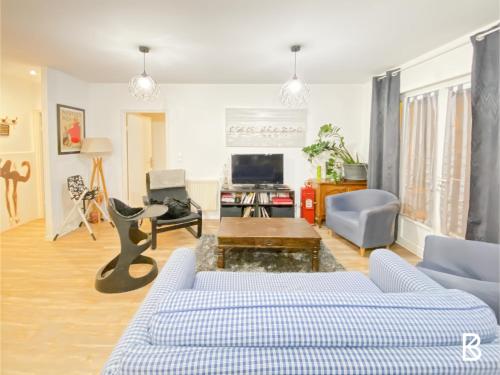 a living room with a couch and a table at Comfortable house 20 minutes from Paris by RER in Brétigny-sur-Orge