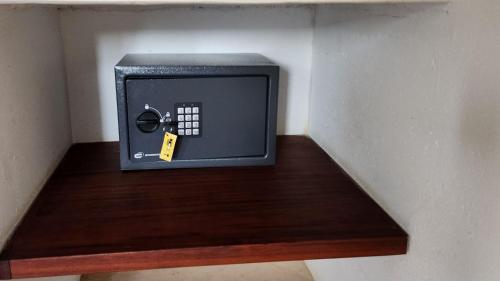 グアジルにあるVila Carnaúba - casa pé na areia em Guajiru Trairiの木製の棚の上に座る小箱