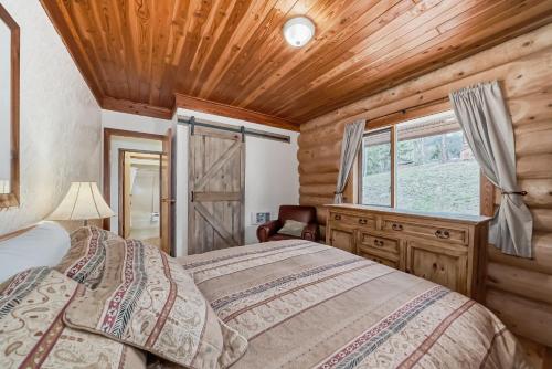 a bedroom with a bed and a wooden ceiling at Terracana Ranch Resort in Tete Jaune Cache