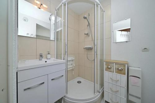 a bathroom with a shower and a toilet and a sink at Appartement chaleureux à Cauterets - 35 m² - Casier à skis in Cauterets