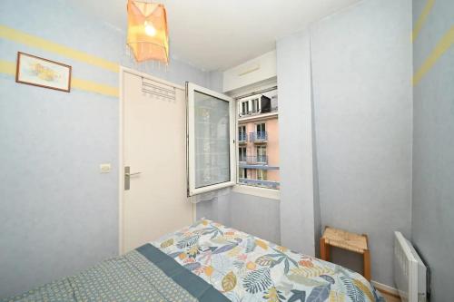 a small bedroom with a bed and a window at Appartement chaleureux à Cauterets - 35 m² - Casier à skis in Cauterets
