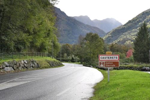 a sign on the side of a road at Appartement chaleureux à Cauterets - 35 m² - Casier à skis in Cauterets