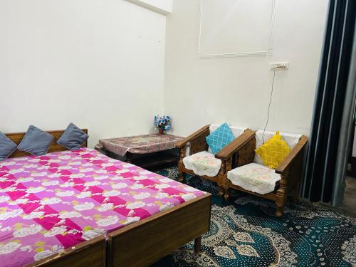 Postel nebo postele na pokoji v ubytování Mishra bhawan
